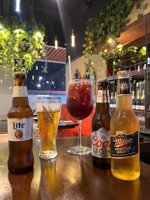 Cervezas y sangría servidas en la barra de Mon Ami