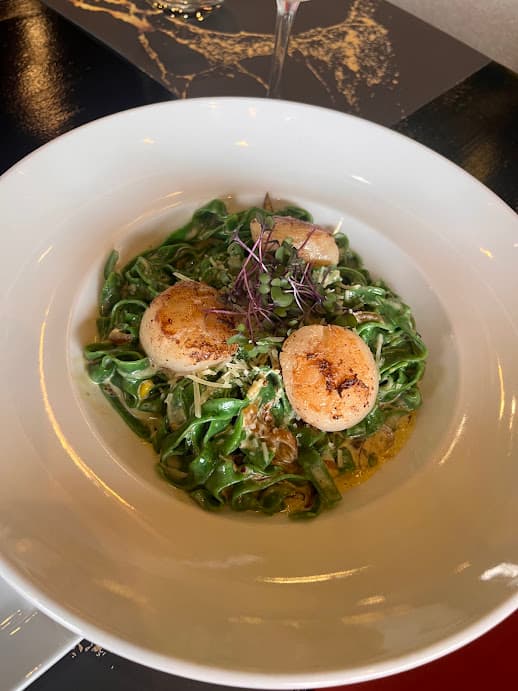 Fettuccini verde cremoso con scallops sellados por encima