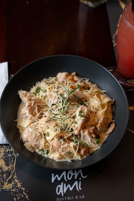 Pasta pappardelle cremosa con pollo y hongos