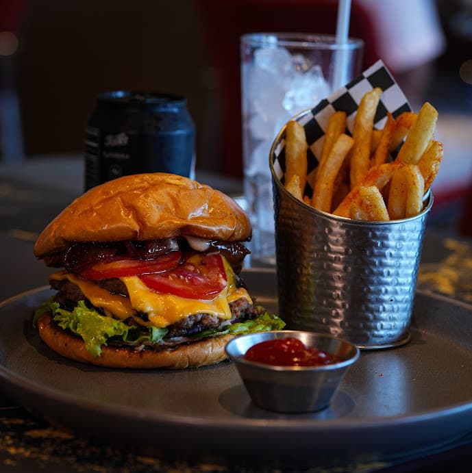Burger de Mon Ami con papas fritas