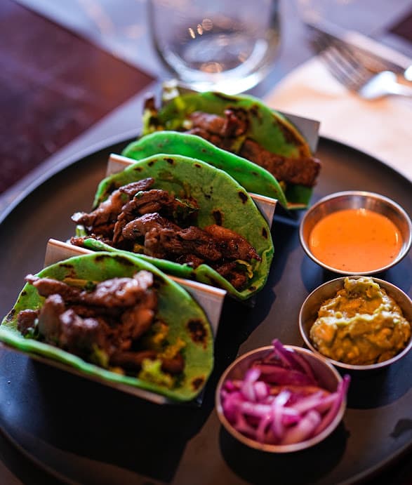 Tacos de entraña en tortillas artesanales con guacamole